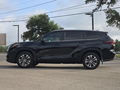 Used 2024 Toyota Highlander XLE AWD/4WD image 2