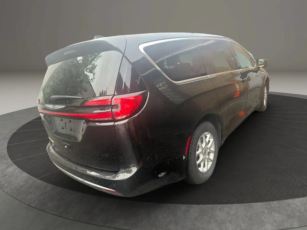 Used 2023 Chrysler Pacifica Touring-L FWD image 5