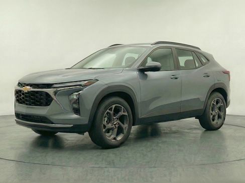 Used 2025 Chevrolet Trax LT image 3