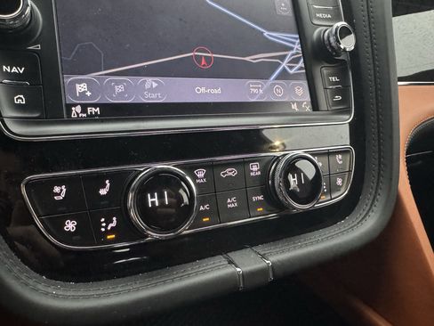 Used 2020 Bentley Bentayga V8 image 27