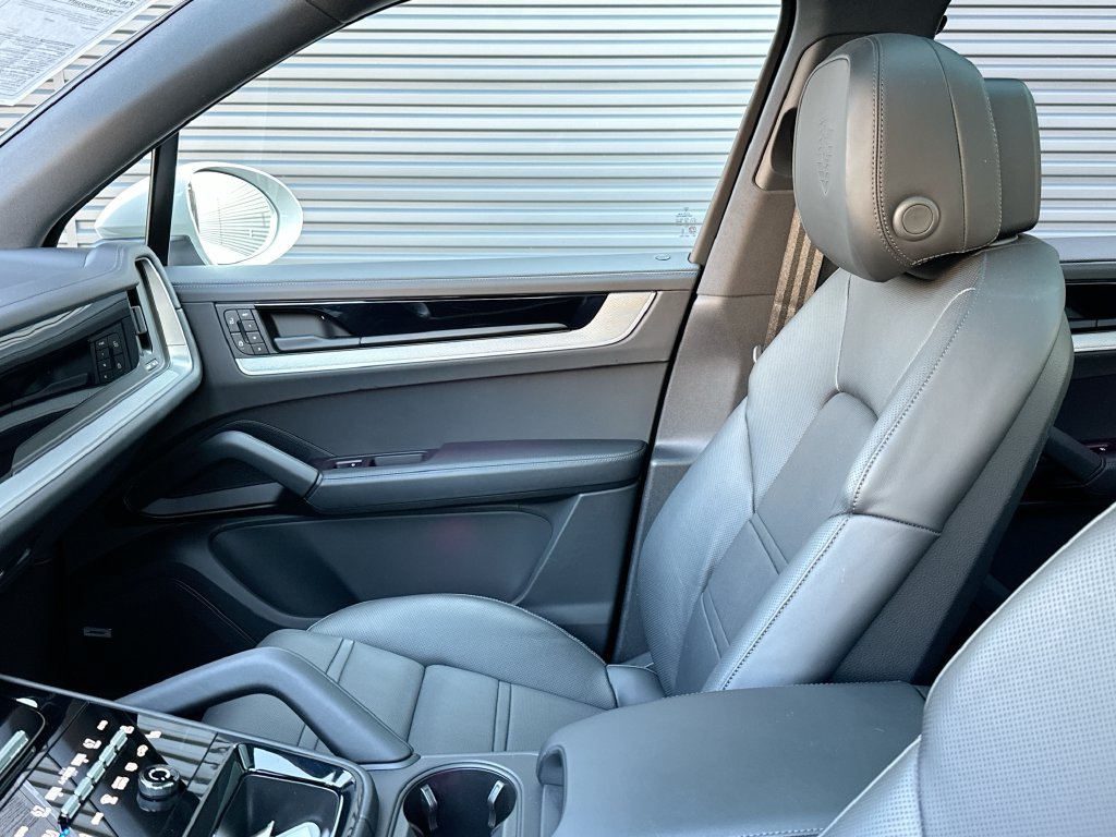 Certified 2025 Porsche Cayenne AWD/4WD image 26