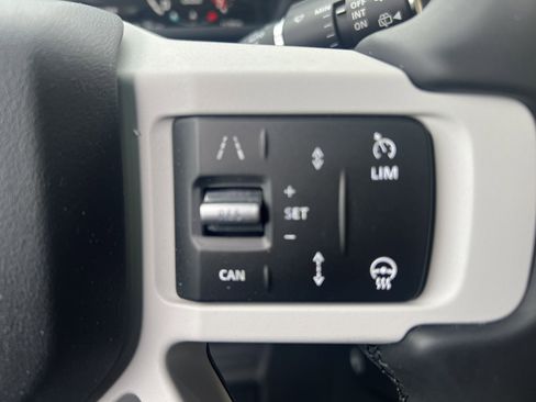 Used 2025 Land Rover Defender 90 X-Dynamic SE image 15