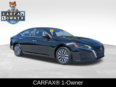 Used 2025 Nissan Altima 2.5 SV FWD image 2