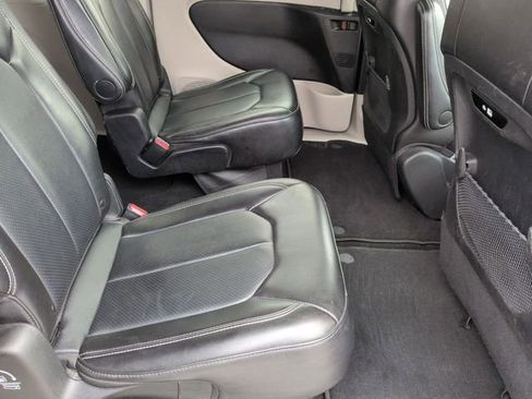 Certified 2024 Chrysler Pacifica Touring-L image 29