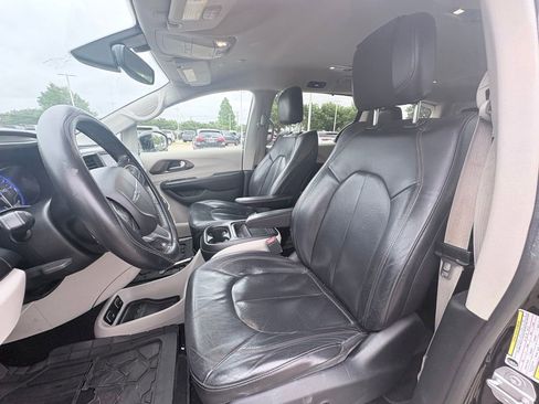 Used 2019 Chrysler Pacifica Touring-L FWD image 6
