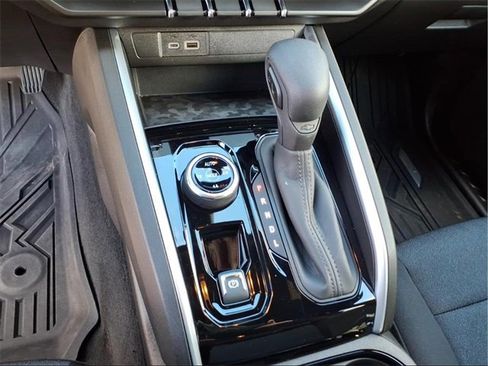 Used 2024 Chevrolet Colorado Trail Boss w/ Technology Package image 17