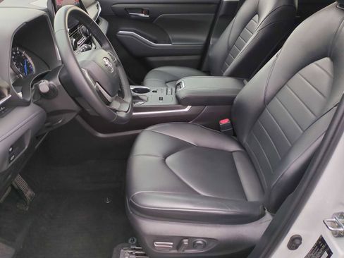 Used 2022 Toyota Highlander XLE image 17