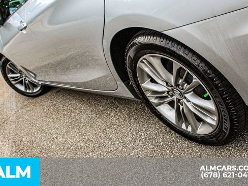 Used 2015 Toyota Camry SE w/ Moonroof Package FWD image 12