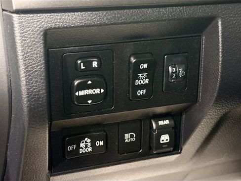 Used 2018 Toyota Tundra SR5 w/ SR5 Upgrade Package AWD/4WD image 11