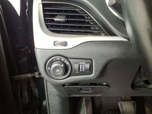 Used 2018 Jeep Cherokee Latitude Plus w/ Cold Weather Group AWD/4WD image 16