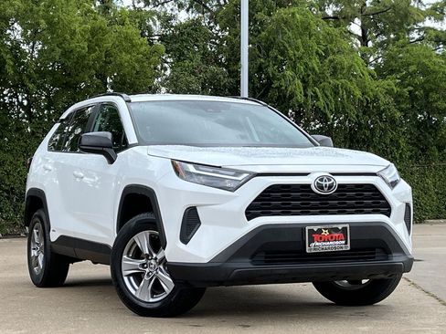 Used 2025 Toyota RAV4 LE AWD/4WD image 2