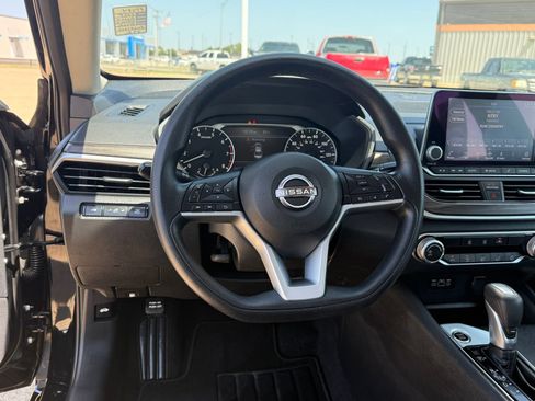 Used 2025 Nissan Altima 2.5 SV FWD image 12