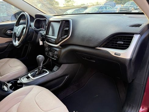 Used 2017 Jeep Cherokee Latitude w/ Comfort & Sound Group FWD image 19