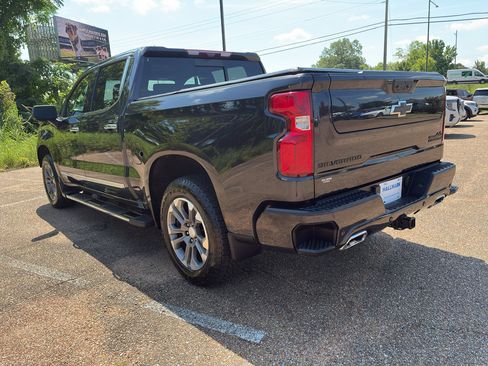 Used 2023 Chevrolet Silverado 1500 High Country w/ Technology Package AWD/4WD image 8