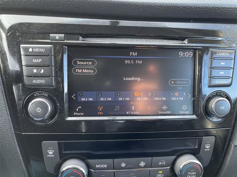 Used 2018 Nissan Rogue SV w/ Premium Package image 17