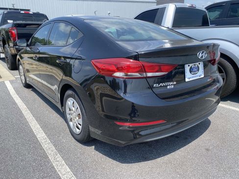 Used 2018 Hyundai Elantra SE FWD image 4