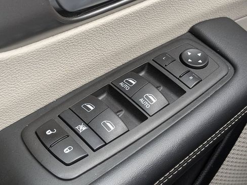 Used 2024 Chrysler Pacifica Touring-L image 26