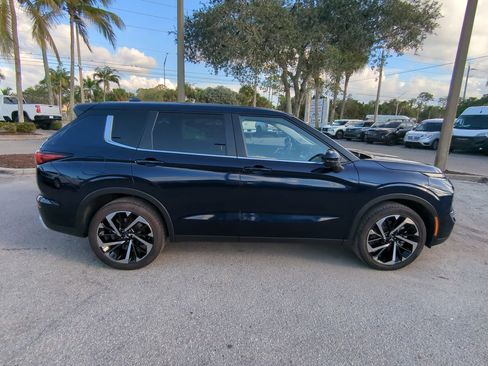 Used 2024 Mitsubishi Outlander SE Black Edition image 4