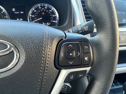 Used 2019 Toyota Highlander LE AWD/4WD image 21