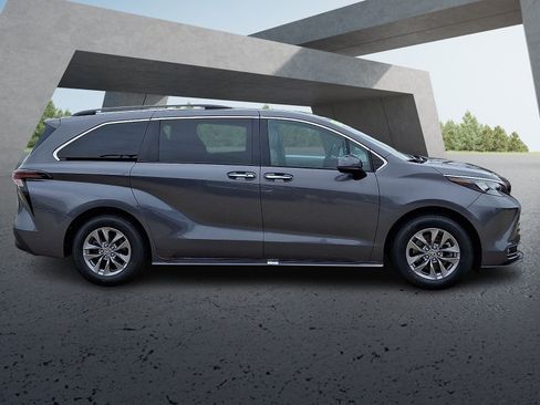 Certified 2025 Toyota Sienna XLE FWD image 7