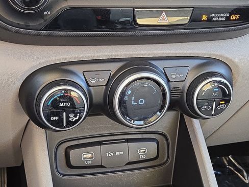 Used 2025 Hyundai Venue SEL FWD image 26
