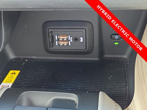 Used 2022 Toyota Venza XLE image 22