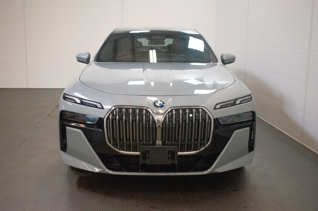 Used 2025 BMW 740i xDrive w/ Premium Package AWD/4WD image 2