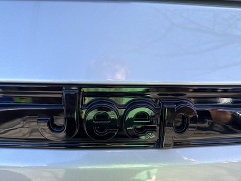 New 2025 Jeep Grand Cherokee Altitude image 18