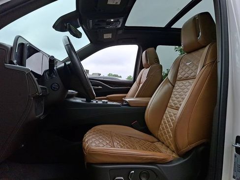 Used 2023 Cadillac Escalade Premium Luxury AWD/4WD image 13