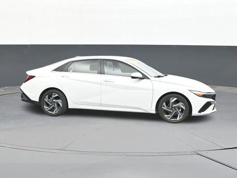 Used 2025 Hyundai Elantra SEL FWD image 19