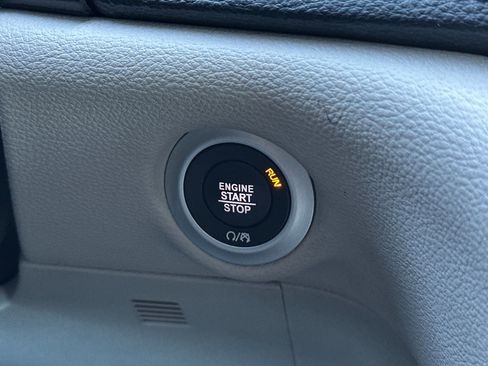 Used 2022 Chrysler Pacifica Touring-L image 23