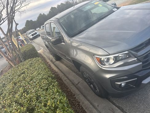 Used 2022 Chevrolet Colorado Z71 image 2