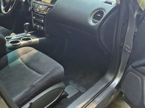 Used 2016 Nissan Pathfinder SV AWD/4WD image 10