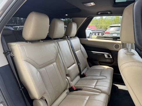Used 2017 Land Rover Discovery SE AWD/4WD image 19