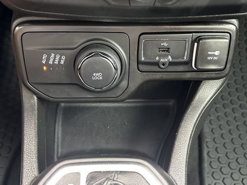 Used 2023 Jeep Renegade Latitude AWD/4WD image 25