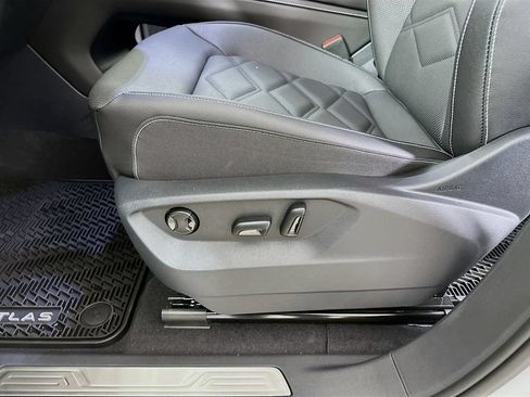 Used 2026 Volkswagen Atlas SE w/ Panoramic Sunroof Package FWD image 9