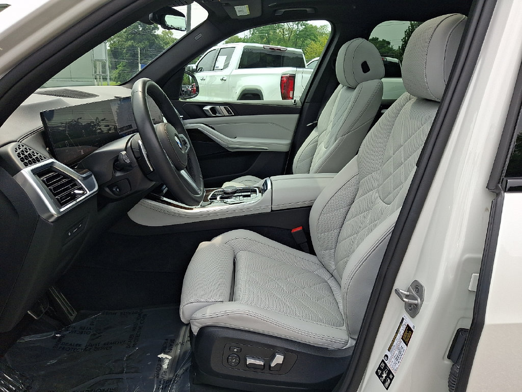 Used 2025 BMW X5 xDrive40i w/ M Sport Package AWD/4WD image 14