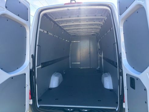 Used 2024 Mercedes-Benz Sprinter 2500 image 33