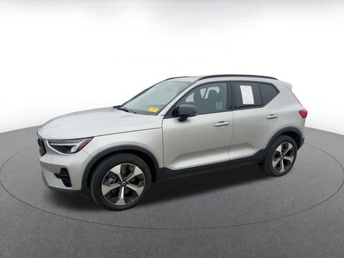 Used 2024 Volvo XC40 B5 Core image 2