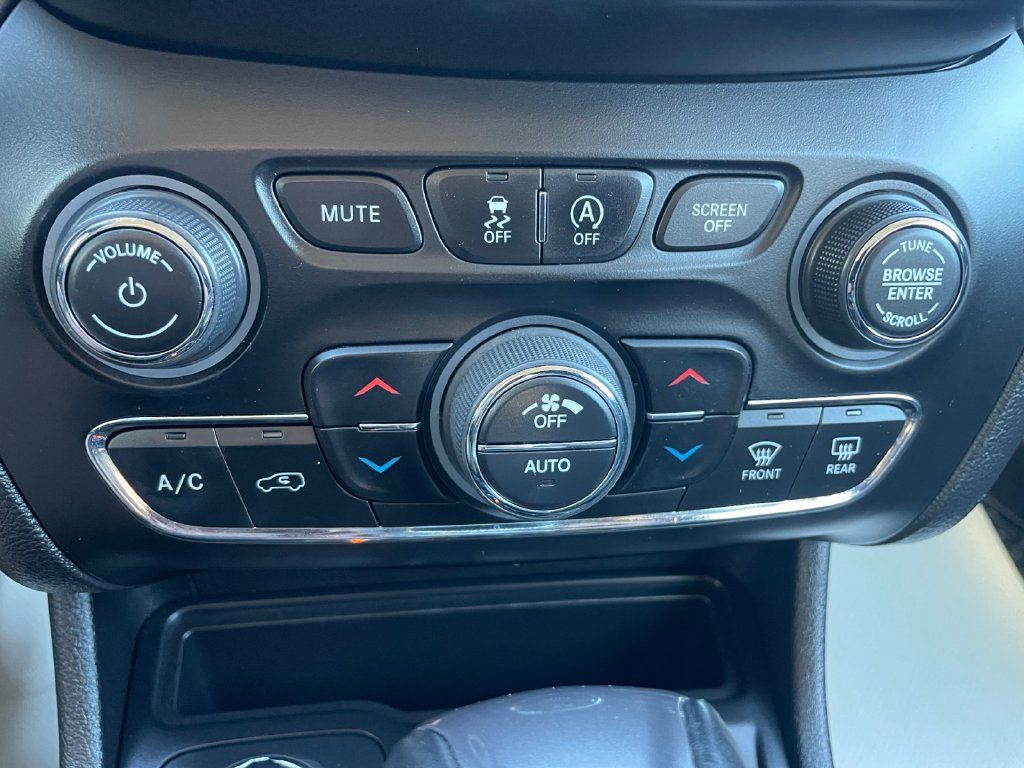 Certified 2020 Jeep Cherokee Latitude Plus w/ Comfort/Convenience Group AWD/4WD image 28