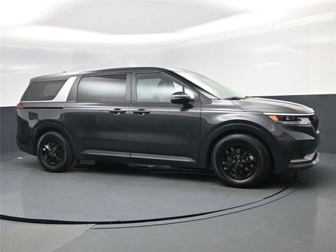 Used 2023 Kia Carnival LX image 2