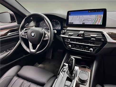 Used 2023 BMW 530i w/ Convenience Package RWD image 8