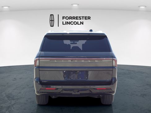 Used 2025 Lincoln Navigator Reserve AWD/4WD image 4