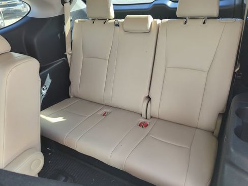 Used 2020 Toyota Highlander XLE FWD image 31