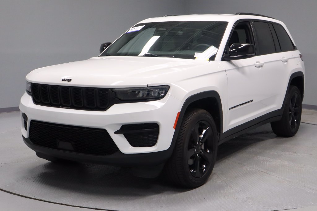 Used 2023 Jeep Grand Cherokee Altitude AWD/4WD image 7