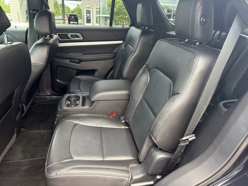 Used 2017 Ford Explorer XLT w/ Equipment Group 202A AWD/4WD image 17