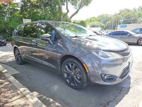 Used 2019 Chrysler Pacifica Touring Plus w/ S Appearance Package FWD image 5