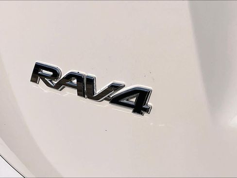 Used 2018 Toyota RAV4 LE FWD image 10