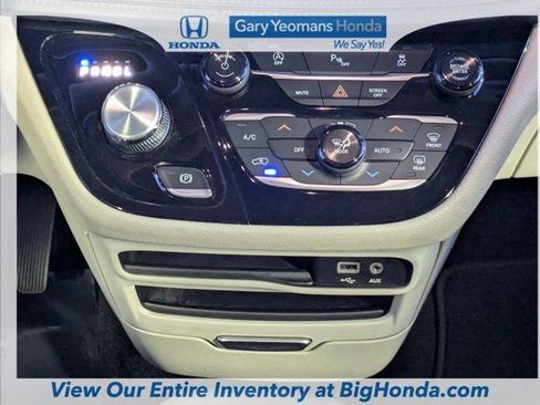 Used 2018 Chrysler Pacifica Limited image 18