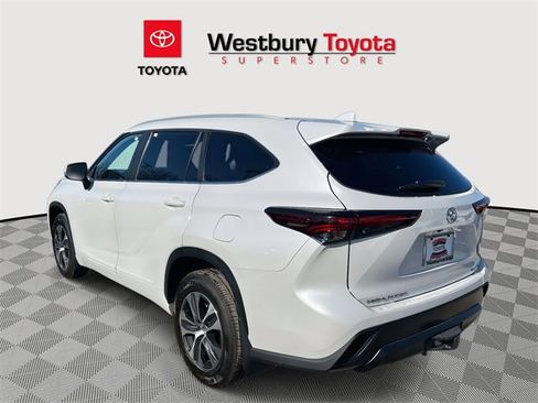 Certified 2024 Toyota Highlander XLE image 11